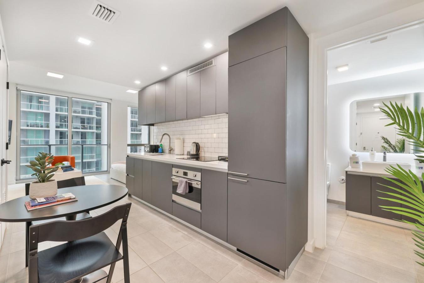Designer Downtown With Rooftop Pool And Gym Apartment Miami