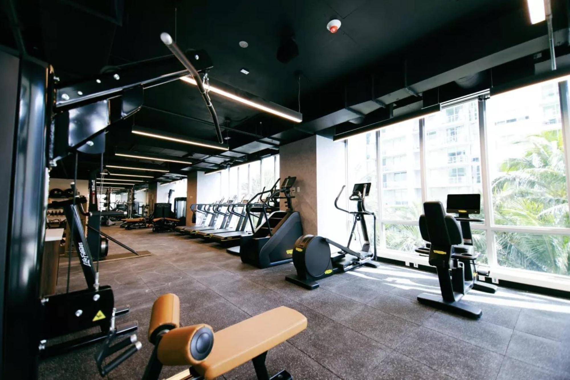 Designer Downtown With Rooftop Pool And Gym Apartment *